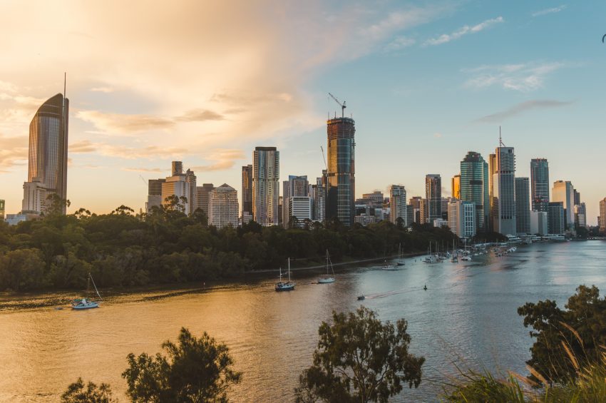 How to make friends in new cities.A photo of the sunset over Brisbane City from Kangaroo Point Cliff Park.
