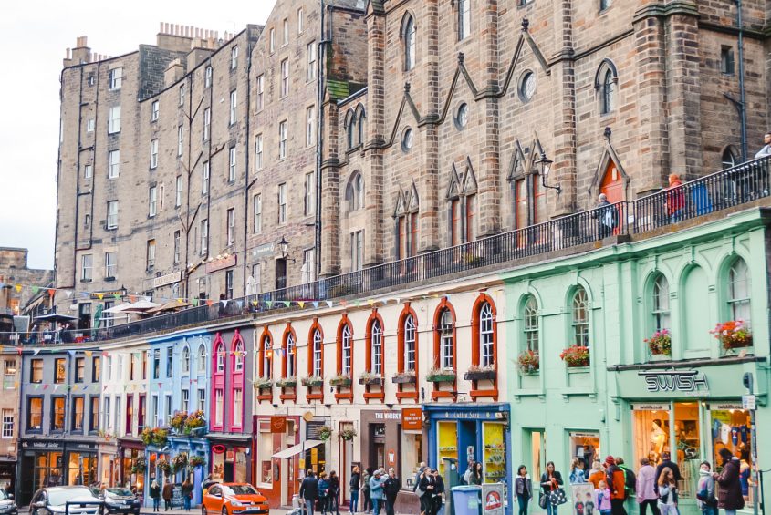 Staying in hostels in Edinburgh, Scotland - check out Budget Backpackers!